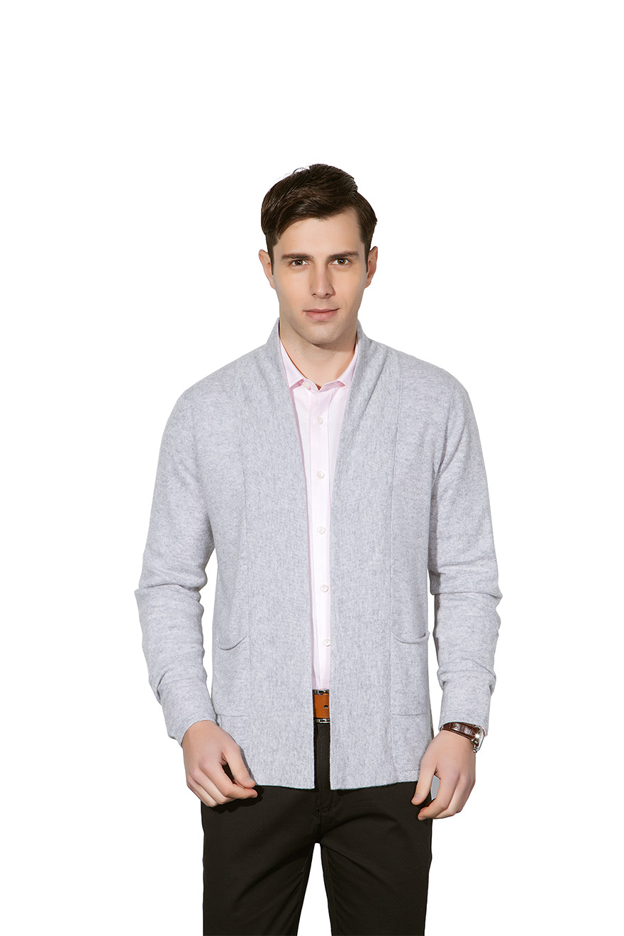 浅灰色羊绒开衫